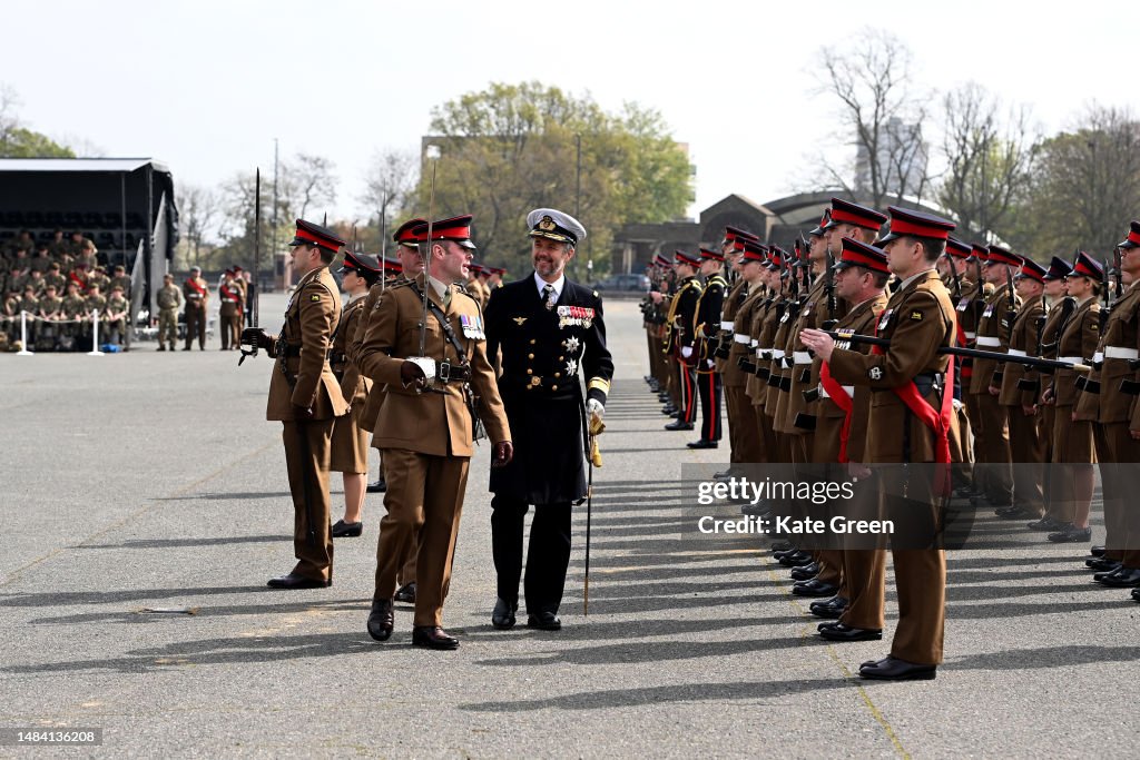 CASA REAL DE DINAMARCA - Página 2 Frederik-crown-prince-of-denmark-presents-colours-to-the-4th-battalion-the-princess-of-waless
