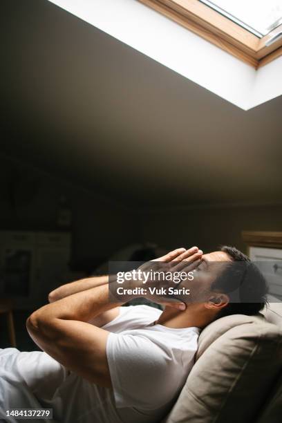 depression - hoffnungslosigkeit stock-fotos und bilder