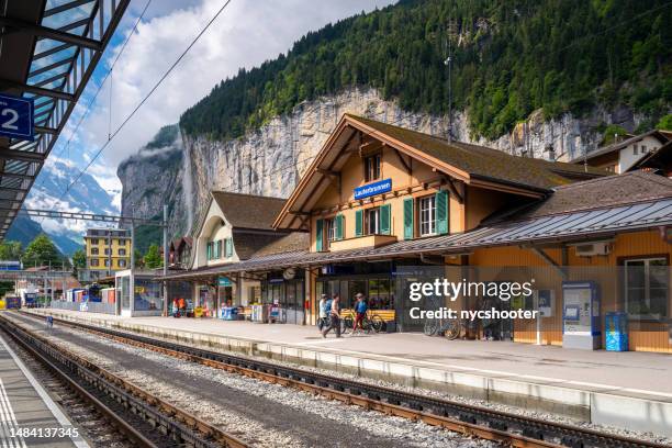 switzerland travel - gare de lauterbrunnen, suisse - lauterbrunnen photos et images de collection
