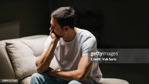 deprimida hombre joven - culpabilidad fotografías e imágenes de stock