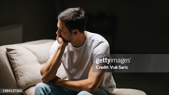 押す若い男性 押す若い男性