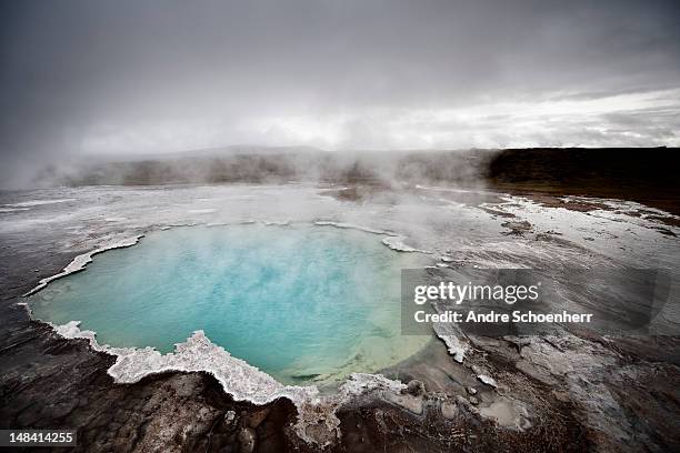 geyser - fonte termal imagens e fotografias de stock