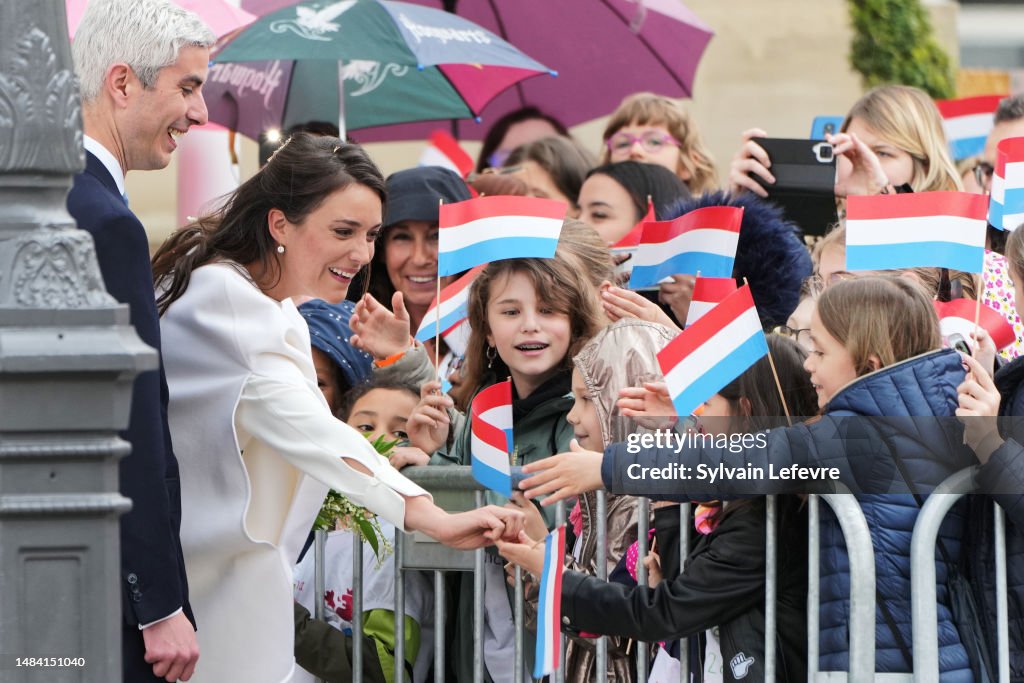 BODA DE LA PRINCESA ALEXANDRA DE LUXEMBURGO Y NICOLÁS BAGORY Her-royal-highness-alexandra-of-luxembourg-nicolas-bagory-greets-the-crowd-as-they-leave-after