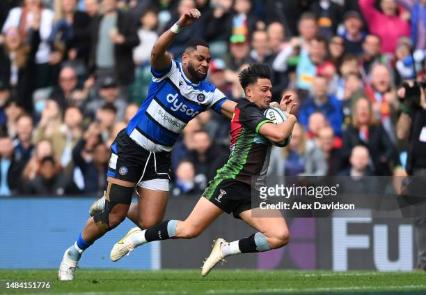 Marcus Smith of Harlequins beats Joe Cokanasiga of Bath to score his sides 3rd try during the Gallagher Premiership Rugby match between Harlequins...