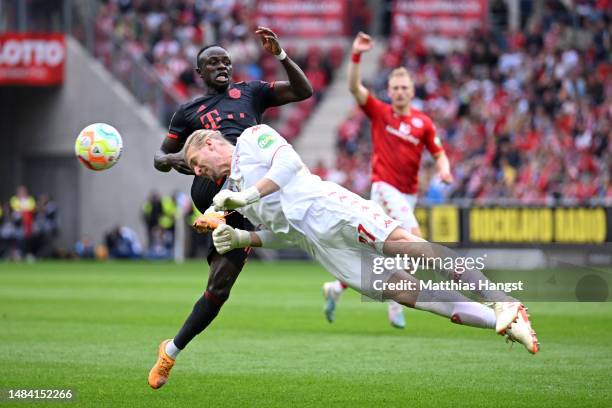 Robin Zentner of 1.FSV Mainz 05 heads the ball away from Sadio Mane of FC Bayern Munich during the Bundesliga match between 1. FSV Mainz 05 and FC...