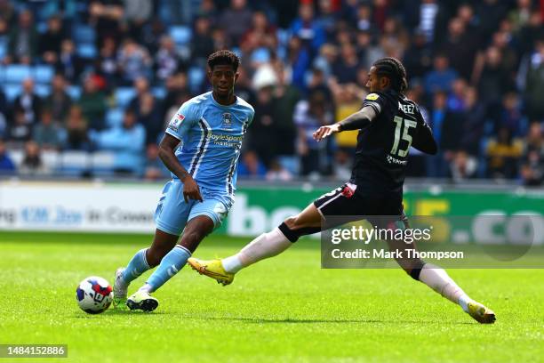 Femi Azeez of Reading challenges Jonathan Panzo of Coventry City during the Sky Bet Championship between Coventry City and Reading at The Coventry...