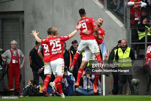 Ludovic Ajorque of 1.FSV Mainz 05 celebrates with teammates after scoring the team's first goal during the Bundesliga match between 1. FSV Mainz 05...