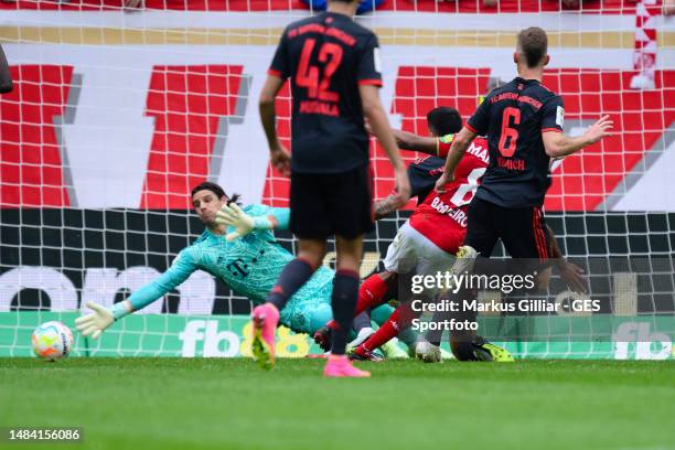 Leandro Barreiro of Mainz scores his team's second goal against Yann Sommer of Bayern during the Bundesliga match between 1. FSV Mainz 05 and FC...