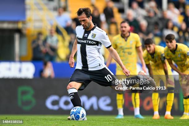Franco Vazquez scores his teams first goal from the penalty spot during the Serie B match between Parma Calcio and Cagliari on April 22, 2023 in...