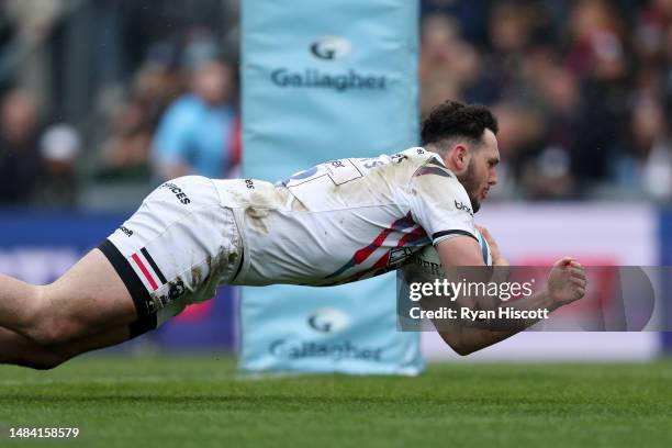 James Williams of Bristol Bears scores the team's second try during the Gallagher Premiership Rugby match between Exeter Chiefs and Bristol Bears at...