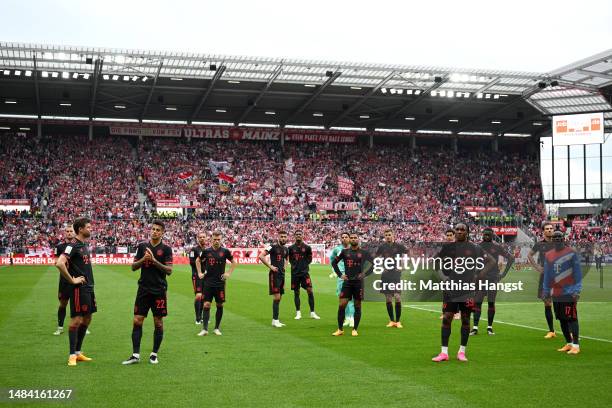 Bayern Munich players looks dejected following the team's defeat during the Bundesliga match between 1. FSV Mainz 05 and FC Bayern München at MEWA...