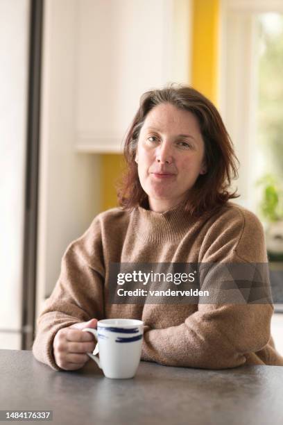 une dame d’âge moyen profitant d’une pause-café - seulement des femmes dâge moyen photos et images de collection