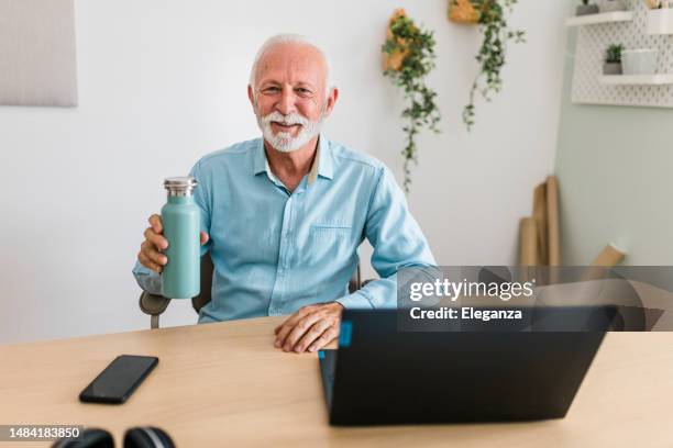 portrait of senior businessman drinking water from reusable bottle - reusable water bottle office stock pictures, royalty-free photos & images