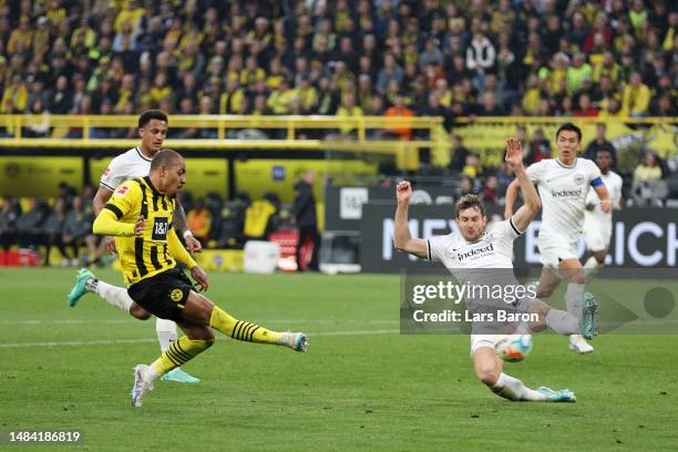 Donyell Malen of Borussia Dortmund scores the team's fourth goal during the Bundesliga match between Borussia Dortmund and Eintracht Frankfurt at...