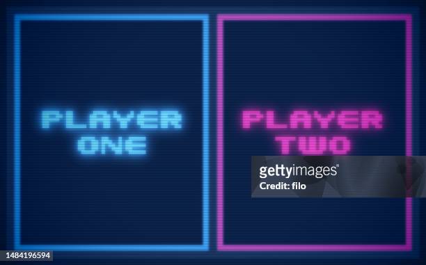player one player two retro-videospiel-bildschirm - arcade stock-grafiken, -clipart, -cartoons und -symbole