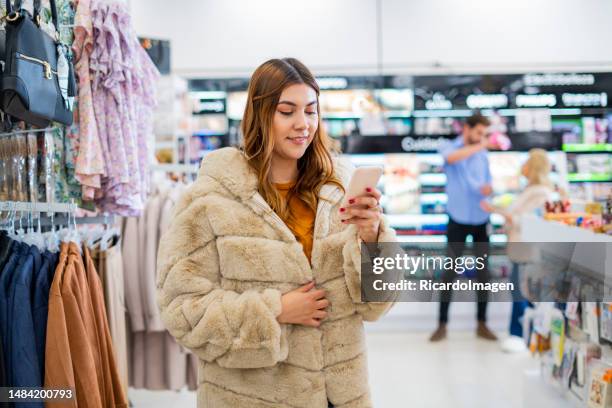 mulher está dentro da loja fazendo compras para seus cuidados - color tipo de imagen - fotografias e filmes do acervo