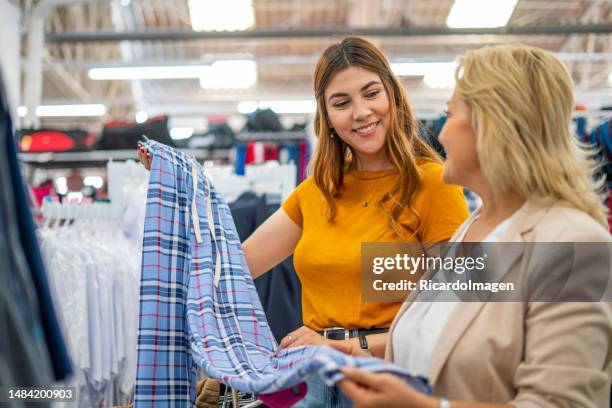 mãe e filha estão juntas em um shopping shopping - color tipo de imagen - fotografias e filmes do acervo