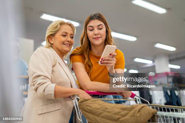 mãe e filha estão juntas em um shopping shopping - color tipo de imagen - fotografias e filmes do acervo