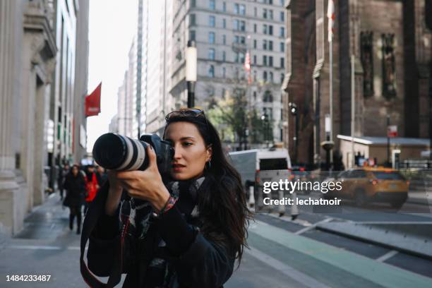 fotografin auf den straßen von nyc - medienberuf stock-fotos und bilder