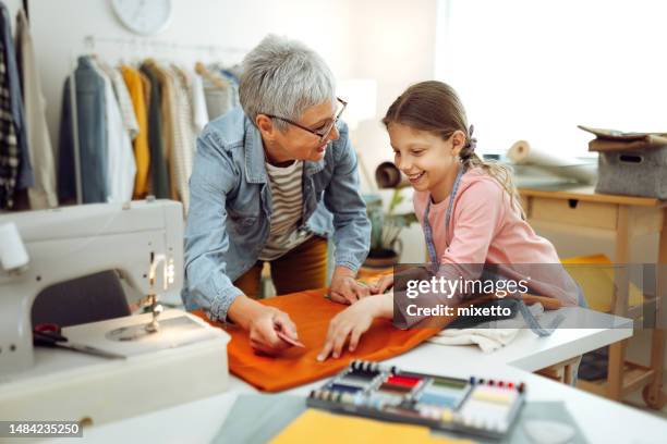grandma's legacy - werkende bejaarden stockfoto's en -beelden