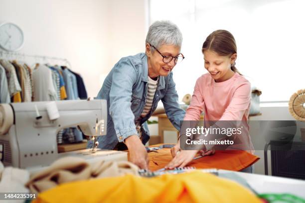 la gioia di sartoria con la nonna a casa - macchina per cucire foto e immagini stock