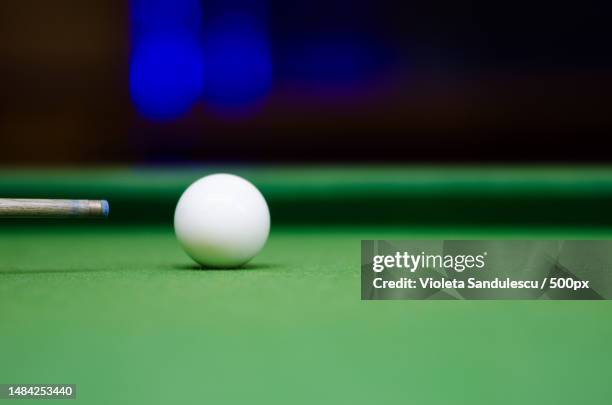 close-up of ball on table - snookerkugel stock-fotos und bilder