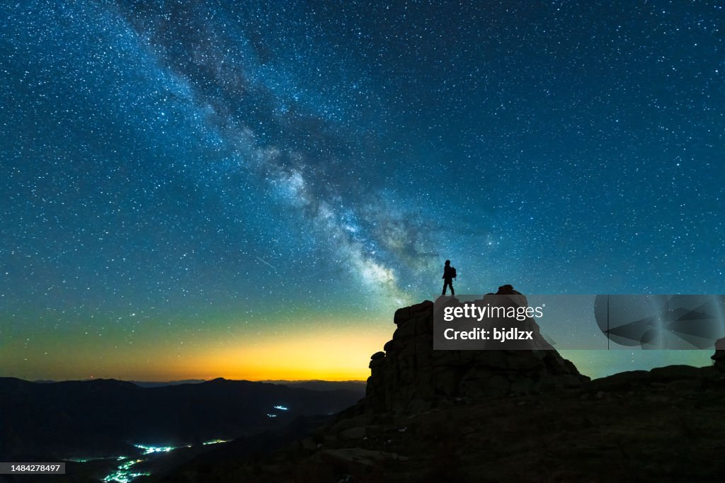 Landschaft mit Milchstraße und Silhouette eines Wanderers