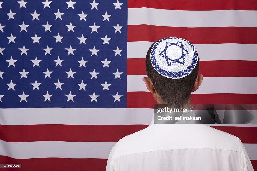Ciudadano kipa judía de uso en la parte delantera de la bandera estadounidense