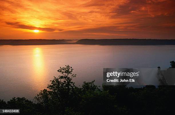 the mississippi river in frontenac state park - ミシシッピ川 ストックフォトと画像