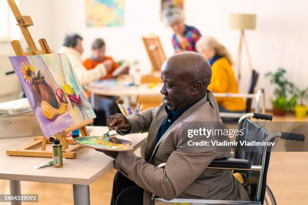 art class therapy for pensioners - elderly cognitive stimulation therapy stockfoto's en -beelden