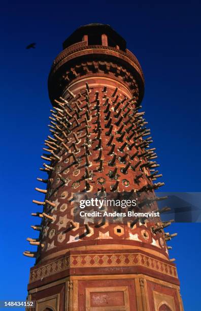 21m high hiran minar (deer minaret) decorated with elephant tusks made of stone. - hiran minar photos et images de collection