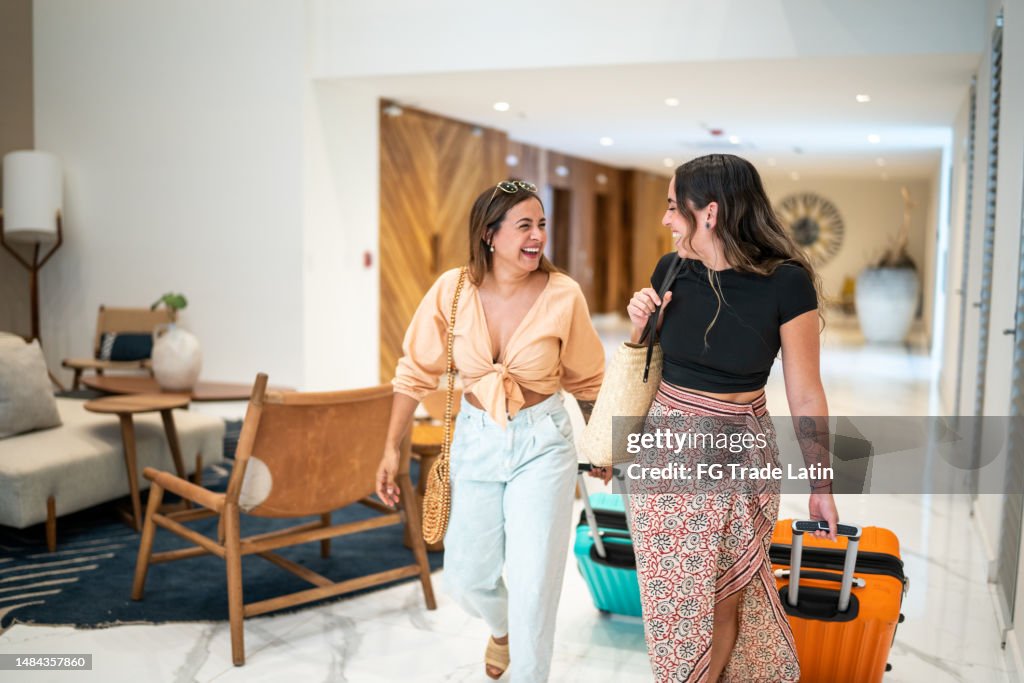 Reisefreunde, die mit ihrem Gepäck in einem Hotel ankommen