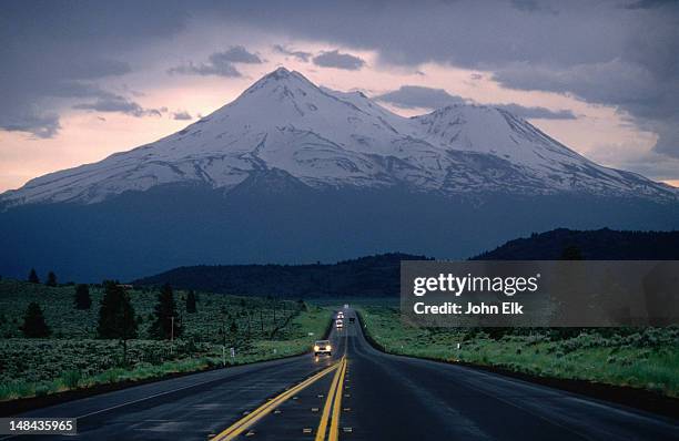 mt shasta and traffic on highway 97. - monte shasta foto e immagini stock