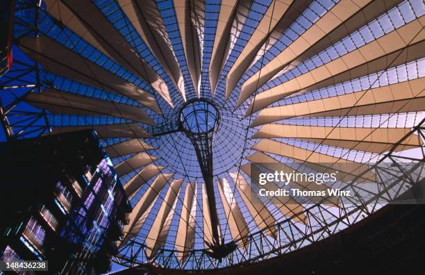 "potsdamer platz", sony centre. - centro sony de berlim imagens e fotografias de stock