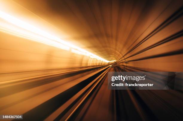 high speed train - road richtung power station bei nacht stock-fotos und bilder