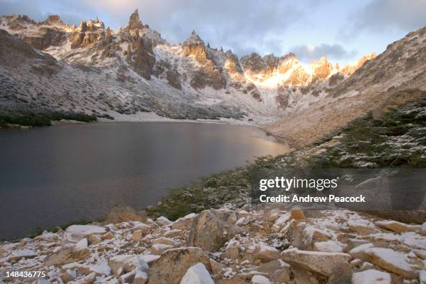 a dusting of snow around laguna tonchek after a mid-summer storm. - nationaal park nahuel huapi stockfoto's en -beelden