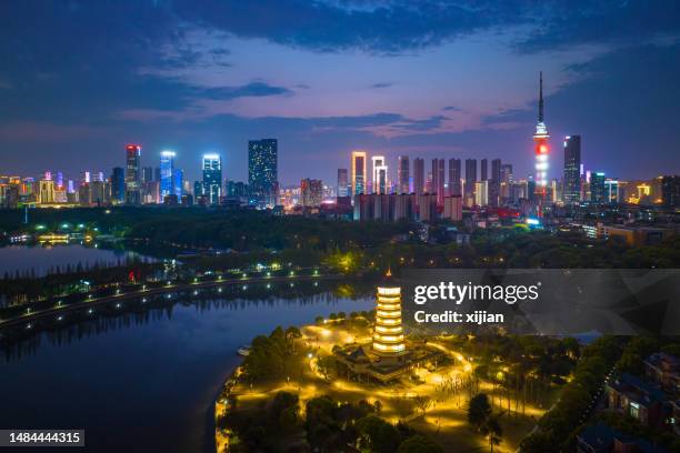 vue nocturne du paysage urbain de changsha, province du hunan, chine - changsha photos et images de collection