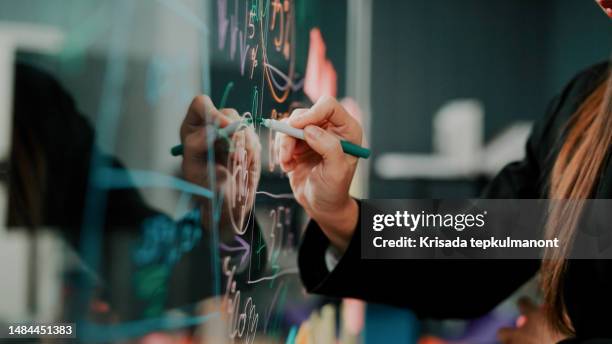 las buenas ayudas visuales son esenciales para hacer presentaciones efectivas. - estrategia fotografías e imágenes de stock