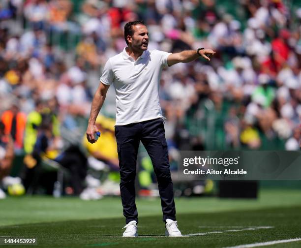 Ruben Baraja, Head Coach of Valencia CF, gives the team instructions during the LaLiga Santander match between Elche CF and Valencia CF at Estadio...