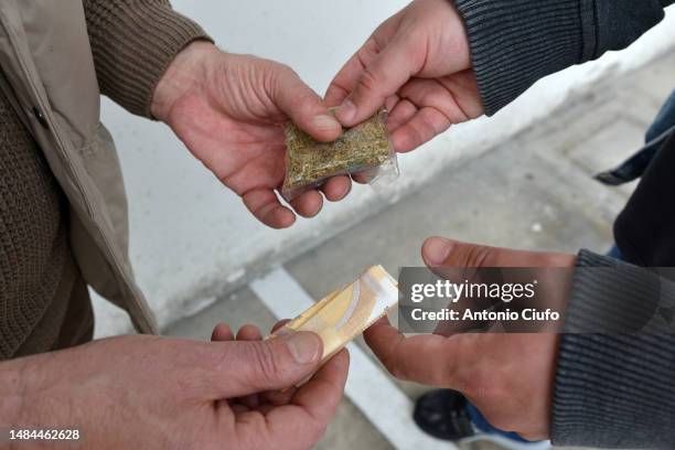 drug addict buying narcotics and paying - crack cocaine stock pictures, royalty-free photos & images