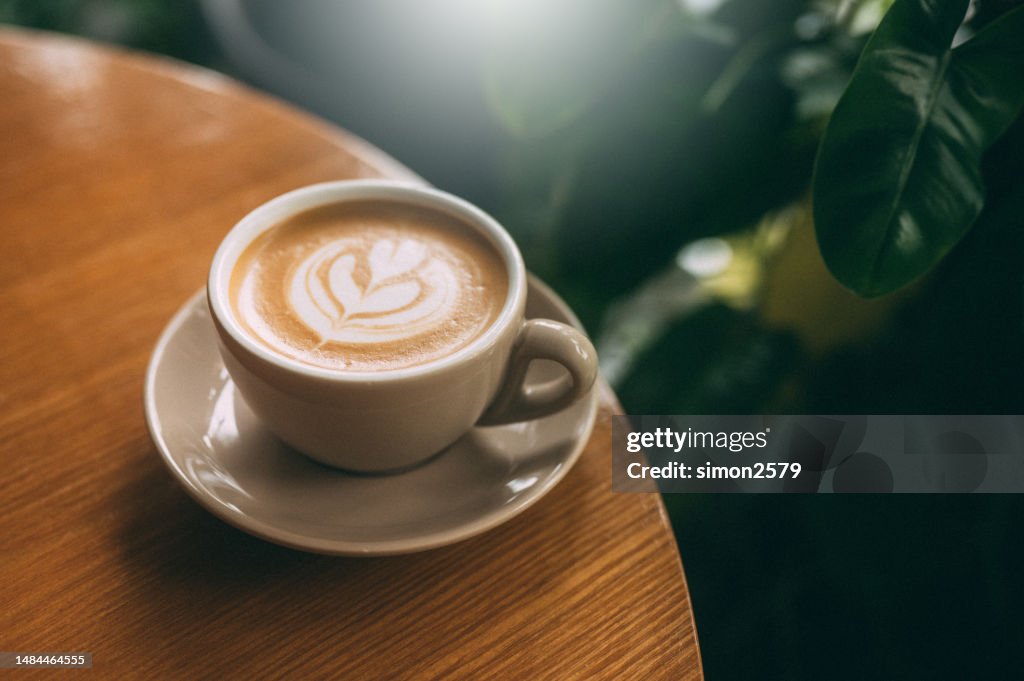Schlürfen, genießen und genießen: Ein perfekt zubereiteter Cappuccino mit einem schönen Twist