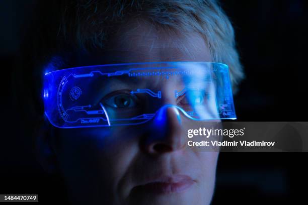 futuristic eyewear with illuminated digital display - visor digital imagens e fotografias de stock