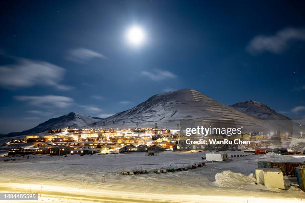 svalbard landscape. longyearbyen town in the polar night noon - spitsbergen stock pictures, royalty-free photos & images