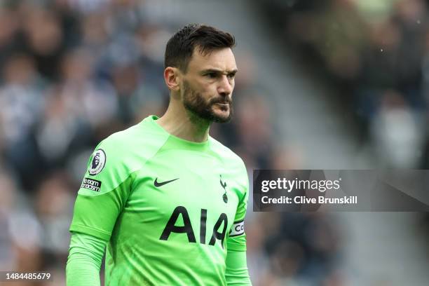 Hugo Lloris of Tottenham Hotspur gives the team instructions during the Premier League match between Newcastle United and Tottenham Hotspur at St....