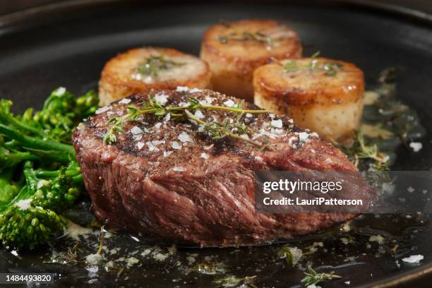 filet mignon mit fondantkartoffeln in knoblauch-thymian-butter - tenderloin filetsteak stock-fotos und bilder