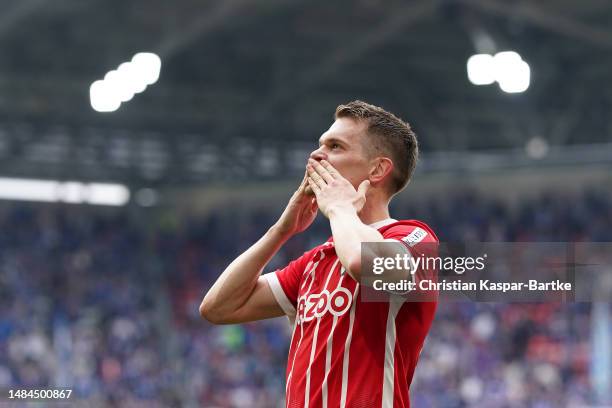 Matthias Ginter of Sport-Club Freiburg celebrates after scoring the team's fourth goal during the Bundesliga match between Sport-Club Freiburg and FC...