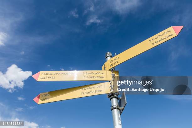 hiking signpost in svaneti region - montagnes du caucase photos et images de collection