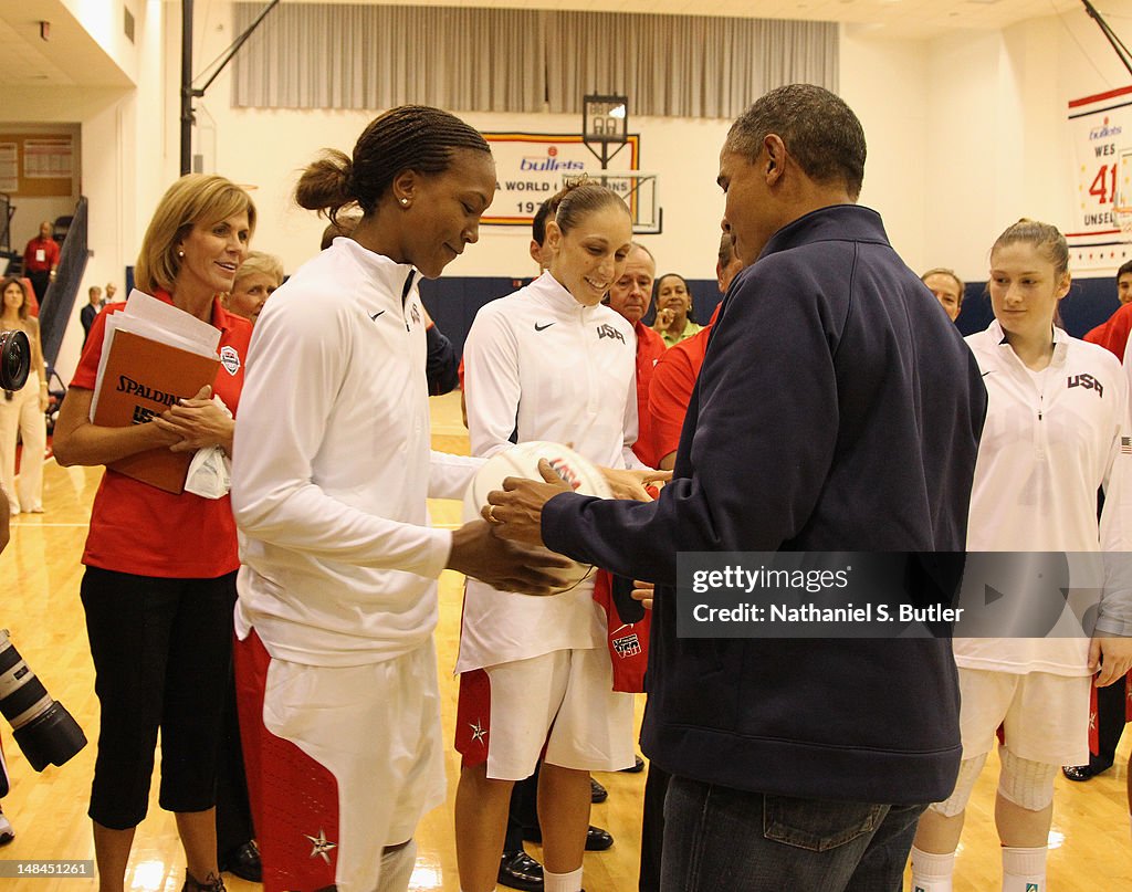 Obama with 2012 US Women's Senior National Team