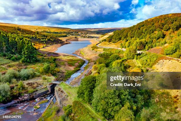 embalse de butterley cerca de marsden, west yorkshire - yorkshire fotografías e imágenes de stock