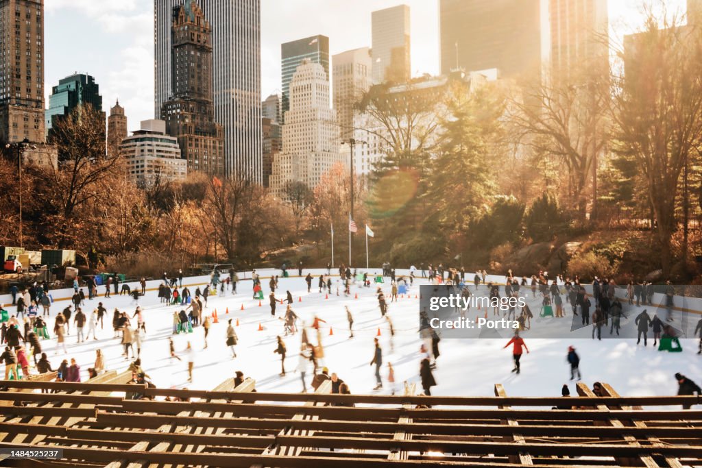Central Park von New York City im Winter mit mehreren Schlittschuhläufern